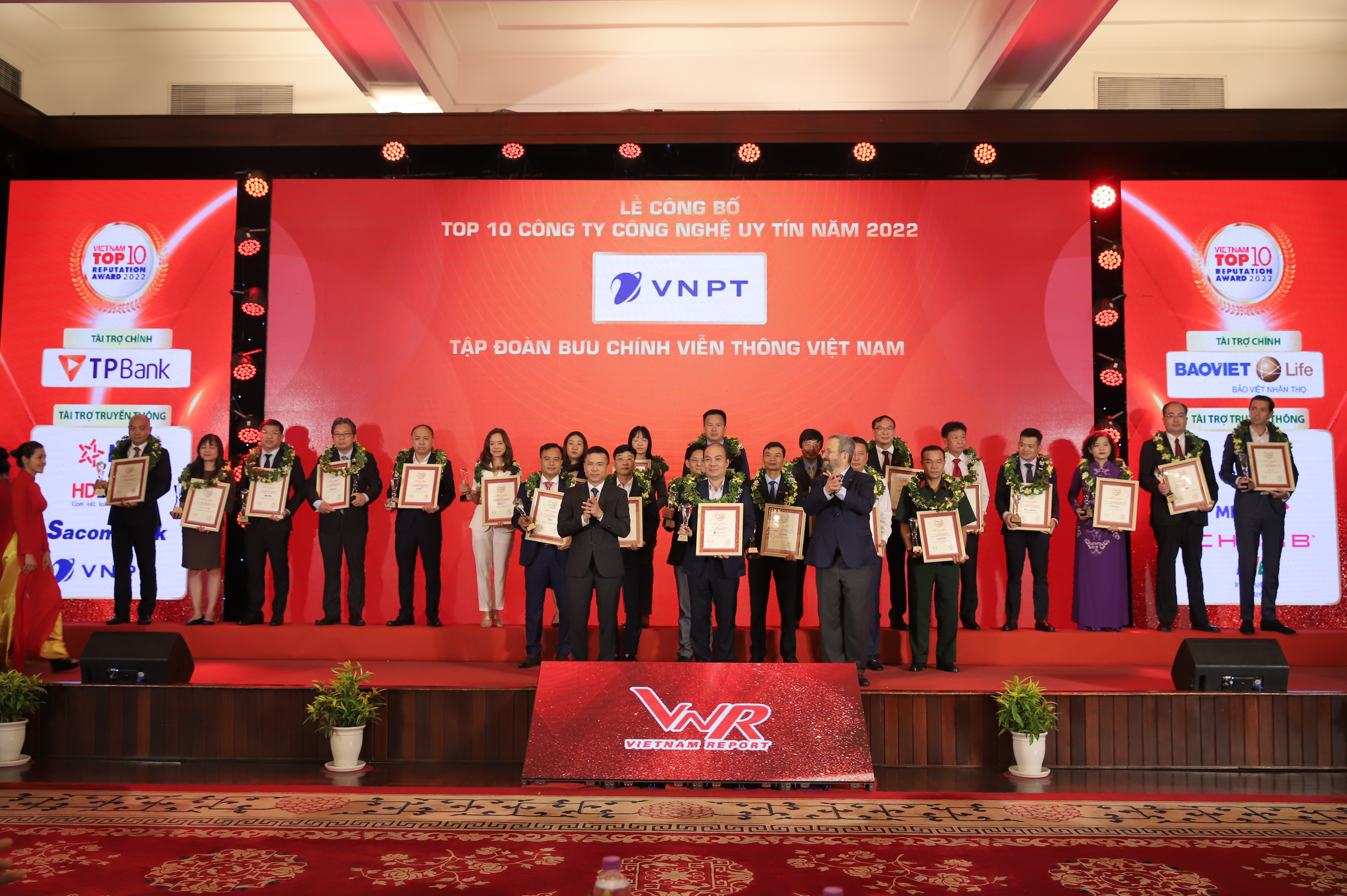 VNPT và VinaPhone tiếp tục lọt top 10 công ty công nghệ thông tin – viễn thông uy tín năm 2022